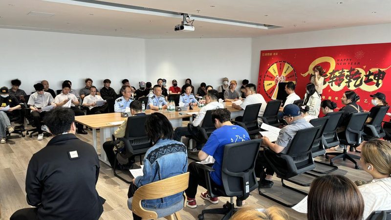 虽然狗狗饼干对狗狗相对安全，但并不意味着对人无害。以下是一些潜在的危害：